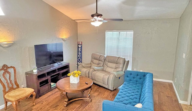 Charming 2-bedroom house with AC, WiFi in wonderful The Colony