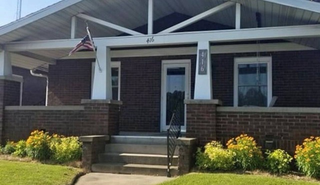 Charming 2-bedroom house in Princeton with 2 queen beds, full kitchen and porch!