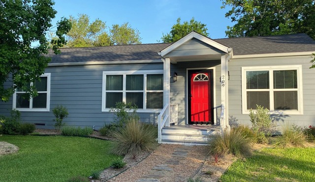Charming 2-bedroom house with fenced backyard in Bryan