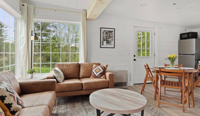 Charming 2BR abode: Newly Restored, Full of Light, 2 Min to Stowe Center!"