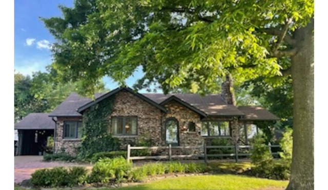 Charming 3 bed 2 bath w/Pool