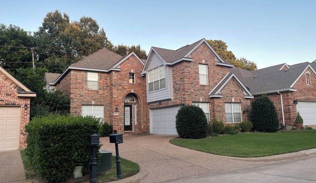 Charming 3-bedroom estate with game room, remote work spaces near Lake Arlington