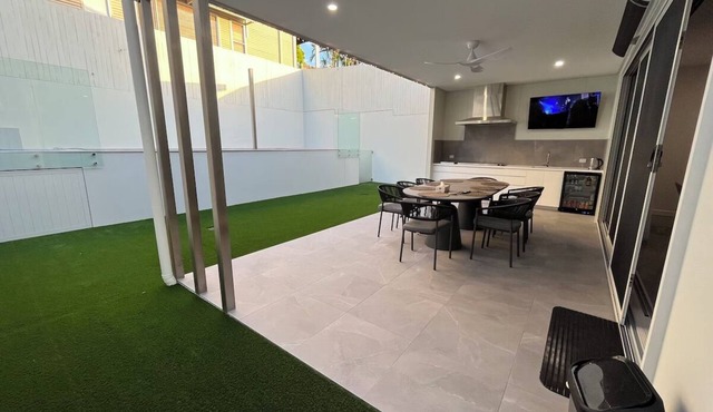 Charming 3-bedroom house in beautiful Manly with AC