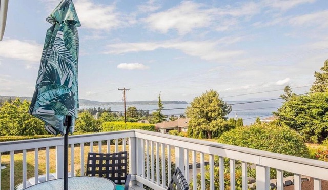 Charming beach home with Ocean & Mt. Baker View