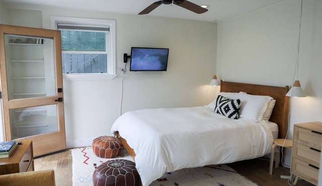 Charming Beachside Studio – Walk to Beach, Coffee & Wedding Venues
