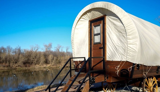 Charming Caravan with Barbecue and River Sights in Chilton, Texas