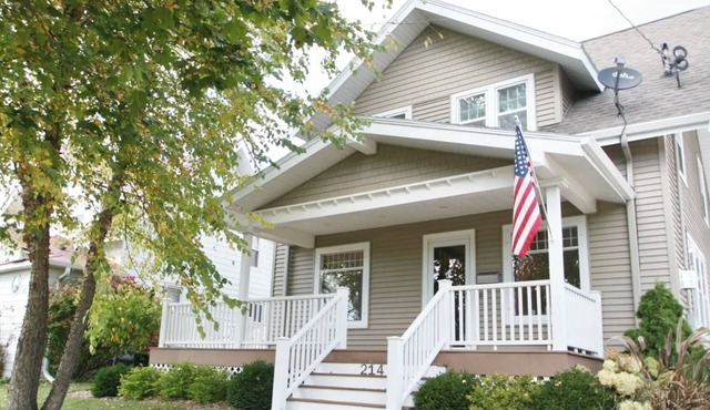 Charming cozy 3-bedroom house in marvelous Mount Horeb with AC, WiFi