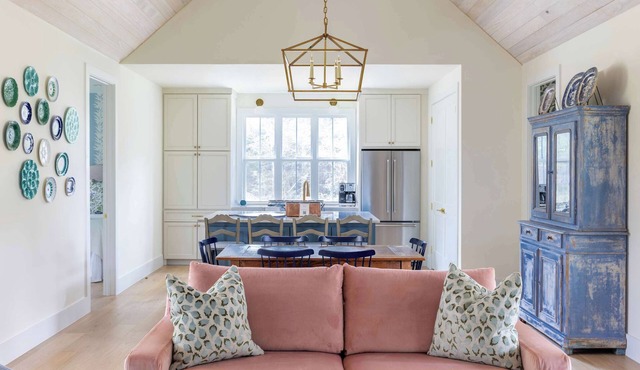 Charming Escape | Iris | 5 Mins to Round Top