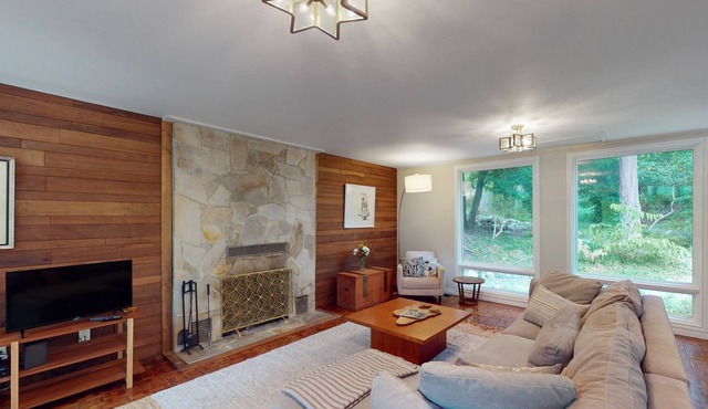 Charming forest cottage with gorgeous garden, fireplace & prime location