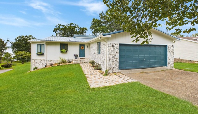 Charming Lakefront ~ Community Dock Space + Golf Cart ~ Lily Pad 3b, 2b