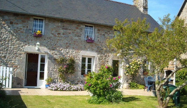 Charming stone house, enclosed garden, pets allowed