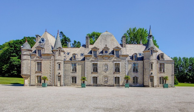 Chateau Des Reves - Eight Bedroom Castle, Sleeps 15