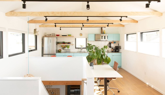 Chez Wee—Solar Powered Modern Cottage, 3 blocks to light rail