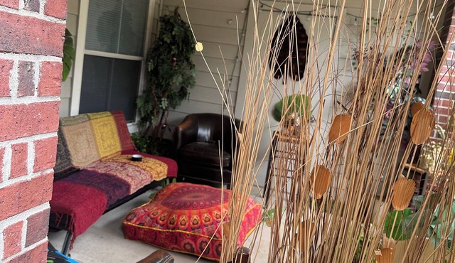 Chic 1-BDRM Apt. with fitness RM and AC in vibrant Area-Pool community- Parking.