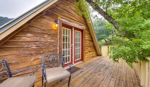 Chic 'Tree House' Studio ~ 24 Mi to Bandera!