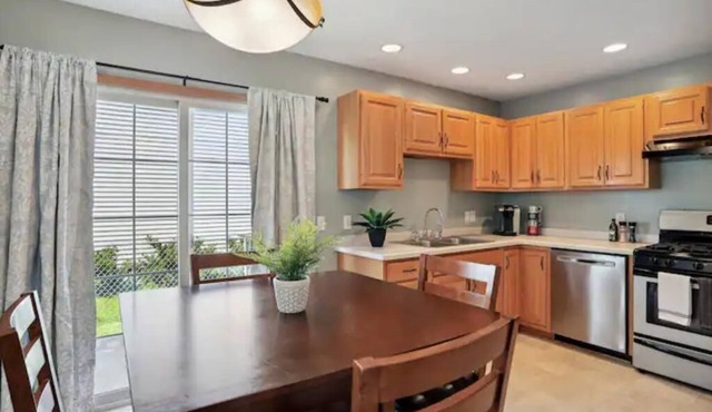 Classic & Spacious 3/2.5 fenced