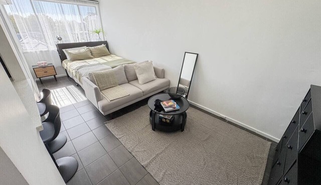 Clean Bright Studio Apartment - Walkable Location