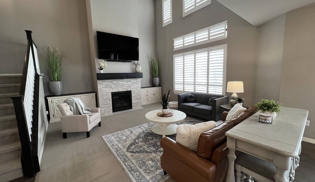 Clean Spacious Home with 5 King Beds, 2 Full Kitchens & Backyard Escape