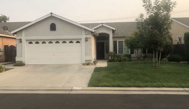 Clovis Charmer! Spacious and close to everything!