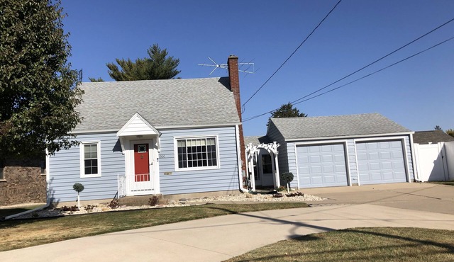 Comfortable and convenient 2 bedroom home with an office and off-street parking