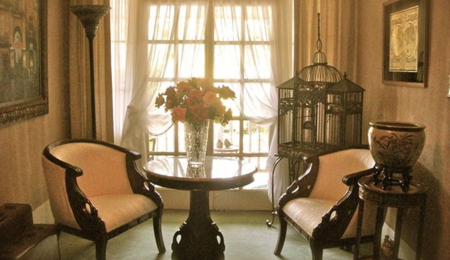 Commodore Bed & Breakfast / Red Room