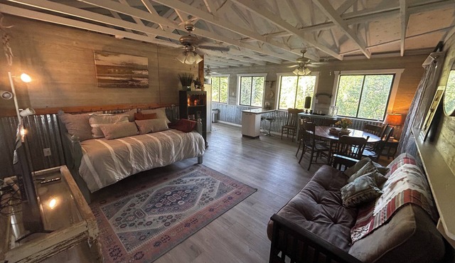 Cozy cabin on Meramec River near Purina, Six Flags, State Parks, Brookdale Farms