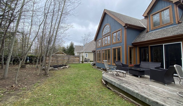 Cozy Chalet/Cottage - Ravine Lot with Hot Tub - Sleeps 8