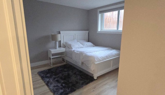 Cozy2Bedroom Basement Apartment.5mins walk2key amenities & malls.Family-friendly