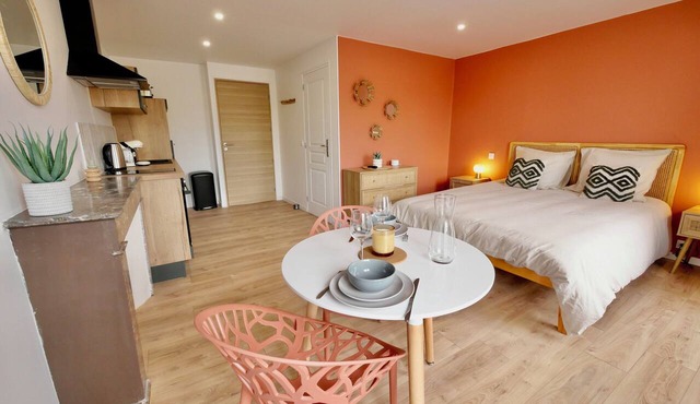 D-DAY SUITES carentanlocation.fr: TERRA - Downtown/2-minute walk from the train station