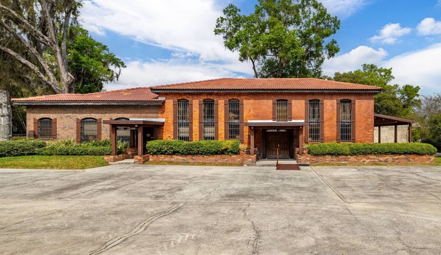 Dade City's Historic 1892 Locke Inn Estate
