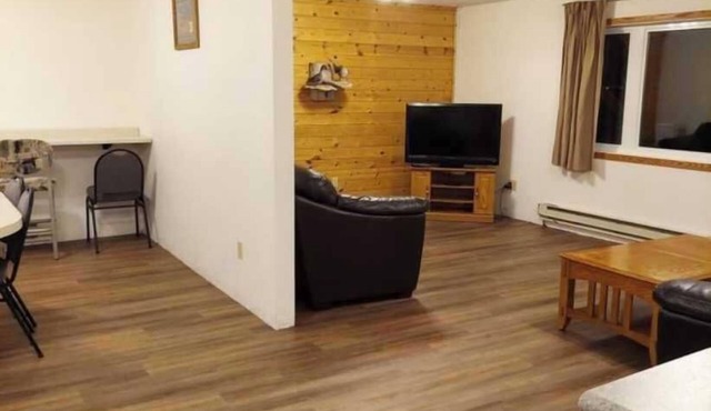 Deluxe 2 Bedrooms 8 XL Twin Beds, 2 Bathrooms Ground Floor #7