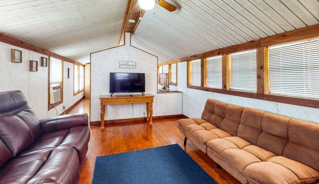 Derekville Unit #9 | Condo in Clifton with pool & hot tub