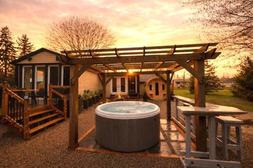 Disconnect From Reality/River House/Hot Tub/Pet Friendly