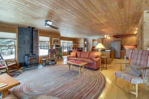 Dock & Foosball: Esquagama Lake Family Cabin