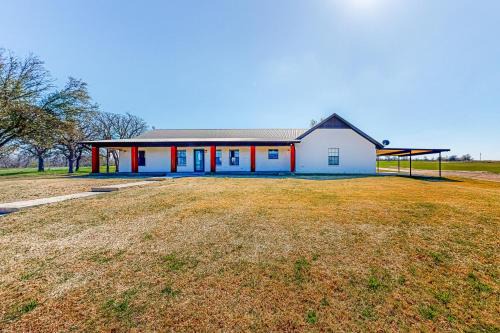 Dog-Friendly Cameron Home w/Pond + Poolside Patio