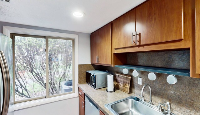 Dog-friendly golf-view townhouse pool, fireplace, golf on-site, pickleball, gym in Bloomington