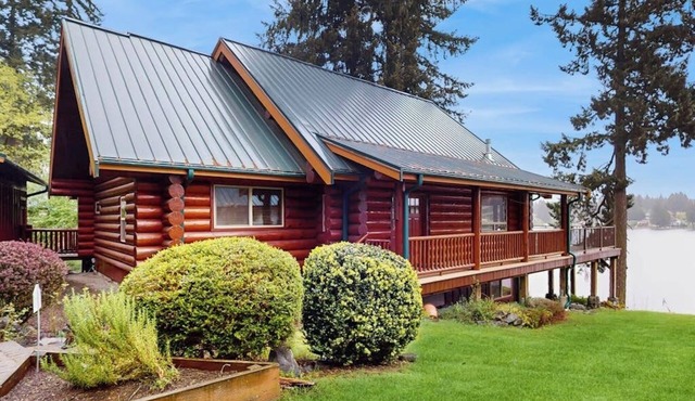 Dog-Friendly lakefront home with dock, kayaks & game room