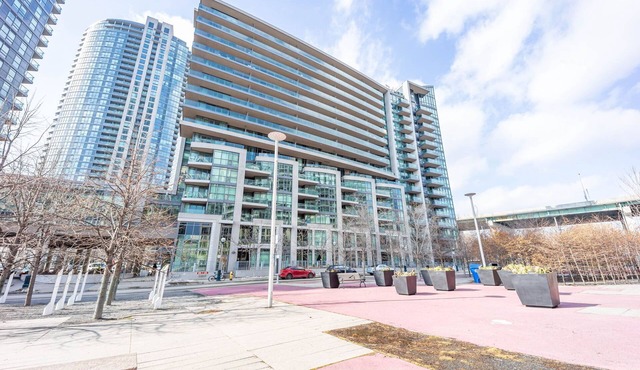 Downtown Bachelor Steps to Transit, Dining & Nightlife in Toronto