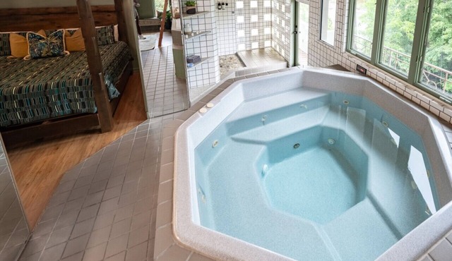 Downtown Bryan Treehouse: Hot Tub and Peaceful Escape