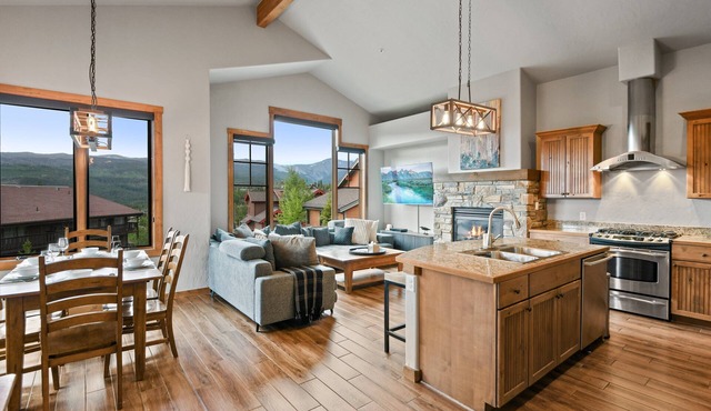 Downtown WP Villa 745 I Private Hot Tub I Great Views I Bunk Room I Discounted Attractions