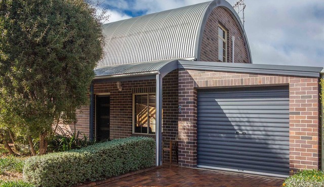 Entire home | 2 Bathroom | Office | Walk to CBD | Longer Stays Welcome
