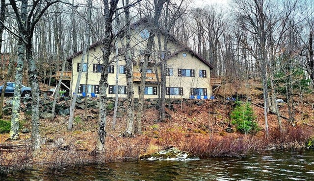 ENTIRE LAKEFRONT 10-bedroom Chateau Getaway at Whitecap Mountains Resort