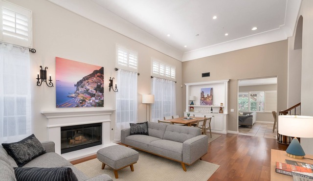 Executive 4BR Home, 3000 sft, Gourmet kitchen, Cozy & New, Perfect summer stay