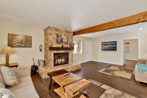 Experience the serene 2596-Pine Woods Retreat in Sugarloaf, with forest views!