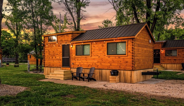Experience the timeless charm of the Paradise Pinecrest Cabin, a delightful twist on the classic cabin style. Step inside and be greeted by the warm and rustic log cabin ambiance that will transport you to the heart of Branson, MO.