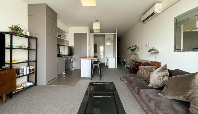 Explore Melbourne from this Chic 1BR in Windsor