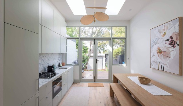 Exquisite Modern 3 Bed Home in Newtown w Parking