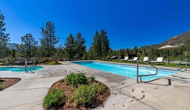 Fantastic New Studio, Resort Setting, Pool, Hot Tub, A/C, Golf Privileges!