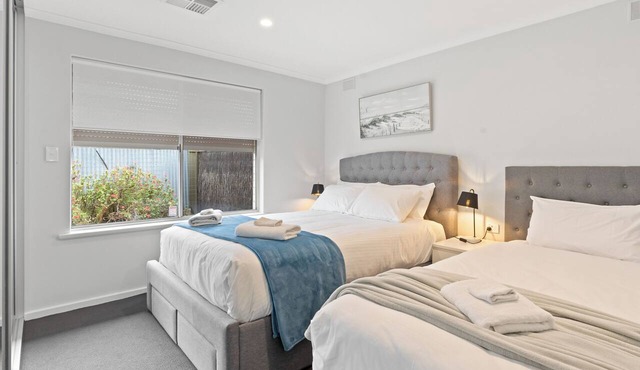 Feel comfortable in this fully equipped, 2-bedroom unit located in quiet Payneham South, ideal for travelling workers & families. Easy parking, no stairs, heat & cool throughout, Wi-Fi, linen hire inc., keyless entry & easy self check-in.