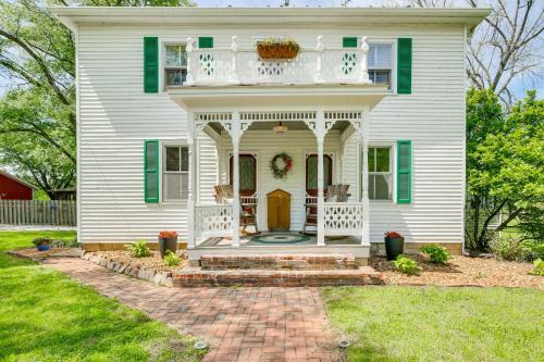 ‘Femme Osage Haus’ Getaway w/Hot Tub in Augusta!